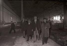 Karol Popiel i Henryk Szafrański w zakładach Predom-Polar