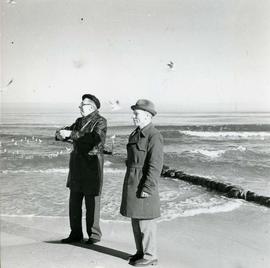 Józef Piotrowski ze znajomym na plaży