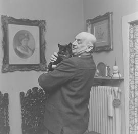Artur Młodnicki z kotem