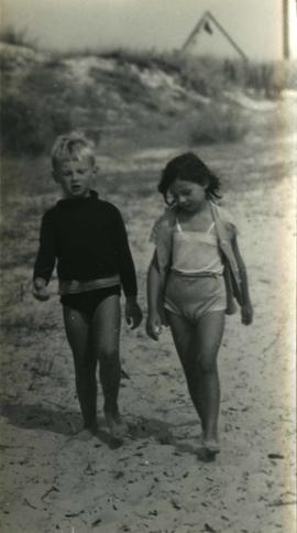 Mieczysław Piotrowski z koleżanką na plaży