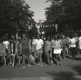 Grupa turystek na sopockiej promenadzie