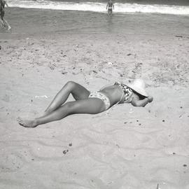 Opalająca się na plaży kobieta