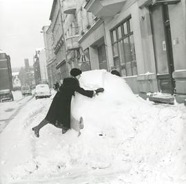 Ulica Piotra Skargi we Wrocławiu zimową porą