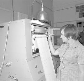 Pracownica wydziału w laboratorium