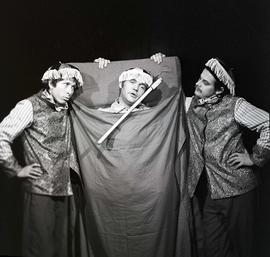 Spektakl pt. "Szewcy" w Teatrze Współczesnym im. Edmunda Wiercińskiego