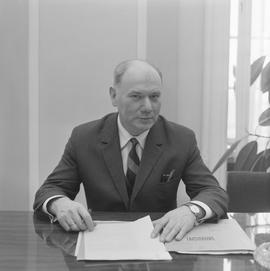 Zdzisław Karst w swoim gabinecie