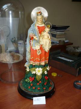 Figura Madonny z Dzieciątkiem pod szklanym kloszem