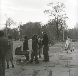 Przechodnie na skrzyżowaniu ulic Kołłątaja, Podwale i Piotra Skargi we Wrocławiu